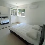 La Les Pieds Dans Leau *