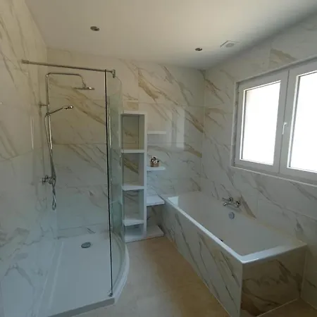 فيلة La Les Pieds Dans Leau Comblain-au-Pont