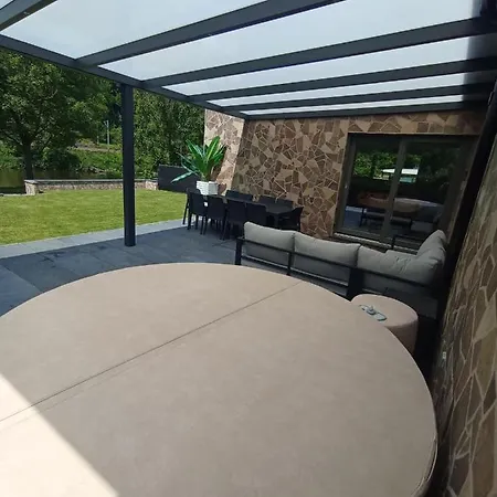 La Les Pieds Dans Leau