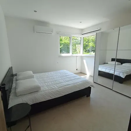 La Les Pieds Dans Leau *